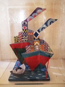 Κατασκευή της Γεωργίας Μπλιάτσου από τη συλλογή ΄Ανοιξιάτικες Συναντήσεις΄